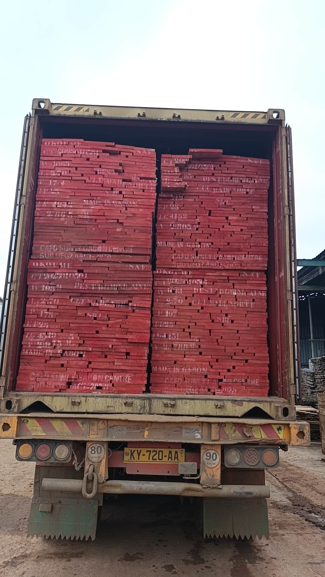 1 Container Of okoume KD Timber Loaded to Dominicana